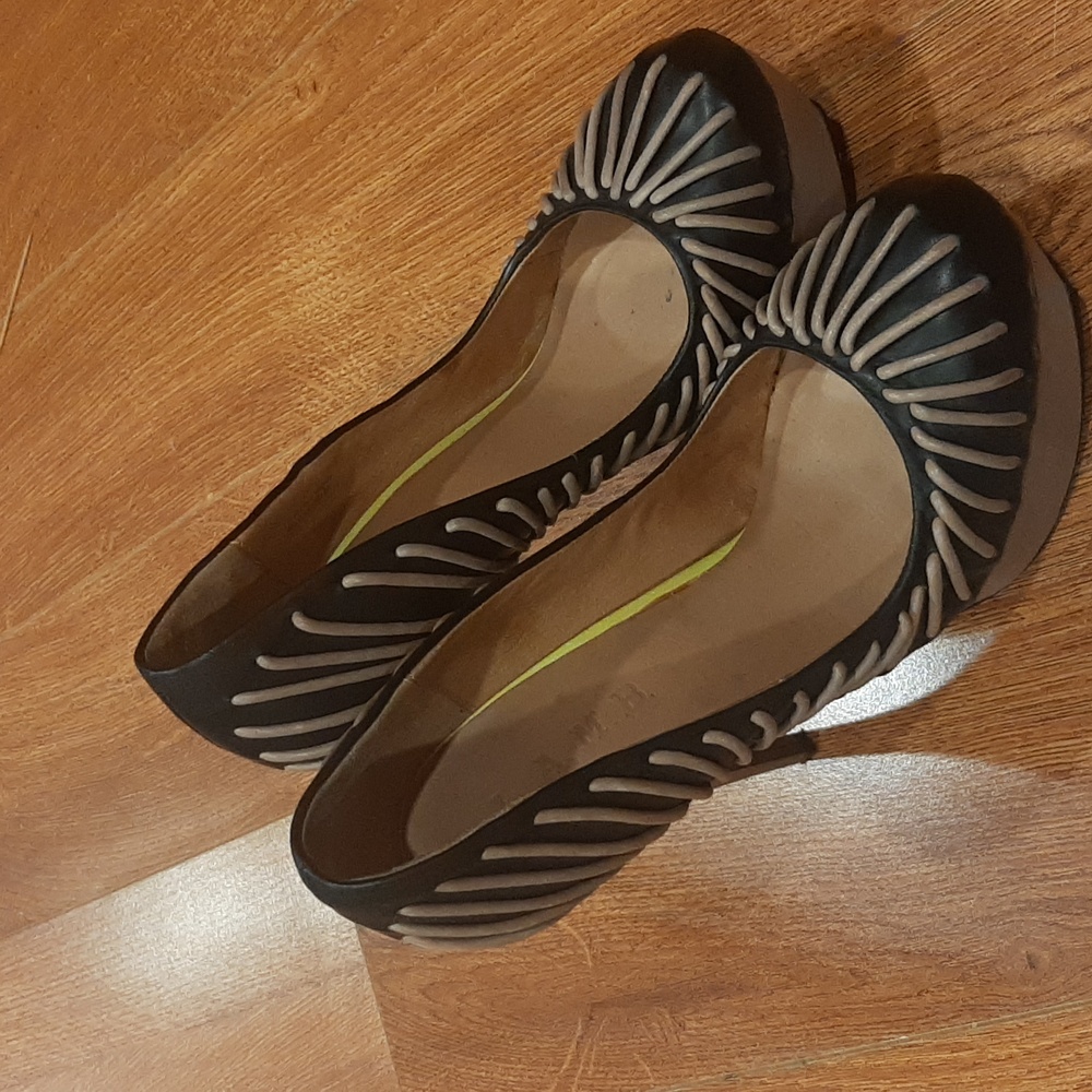 L.A.M.B. Taupe Black Leather HOLIDAY Platform Heels Pumps 6.5 m